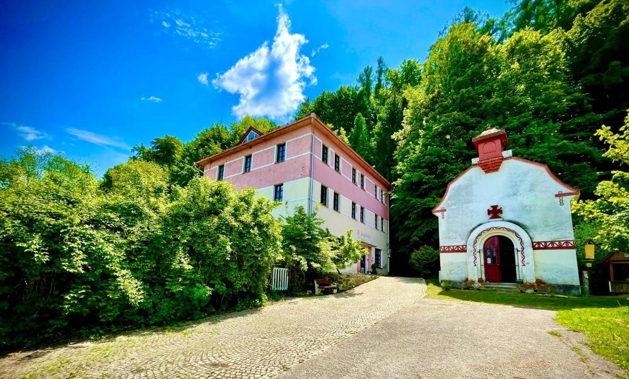 Haraburdi Recyclart Hotel Kostelec nad Orlicí Exteriör bild