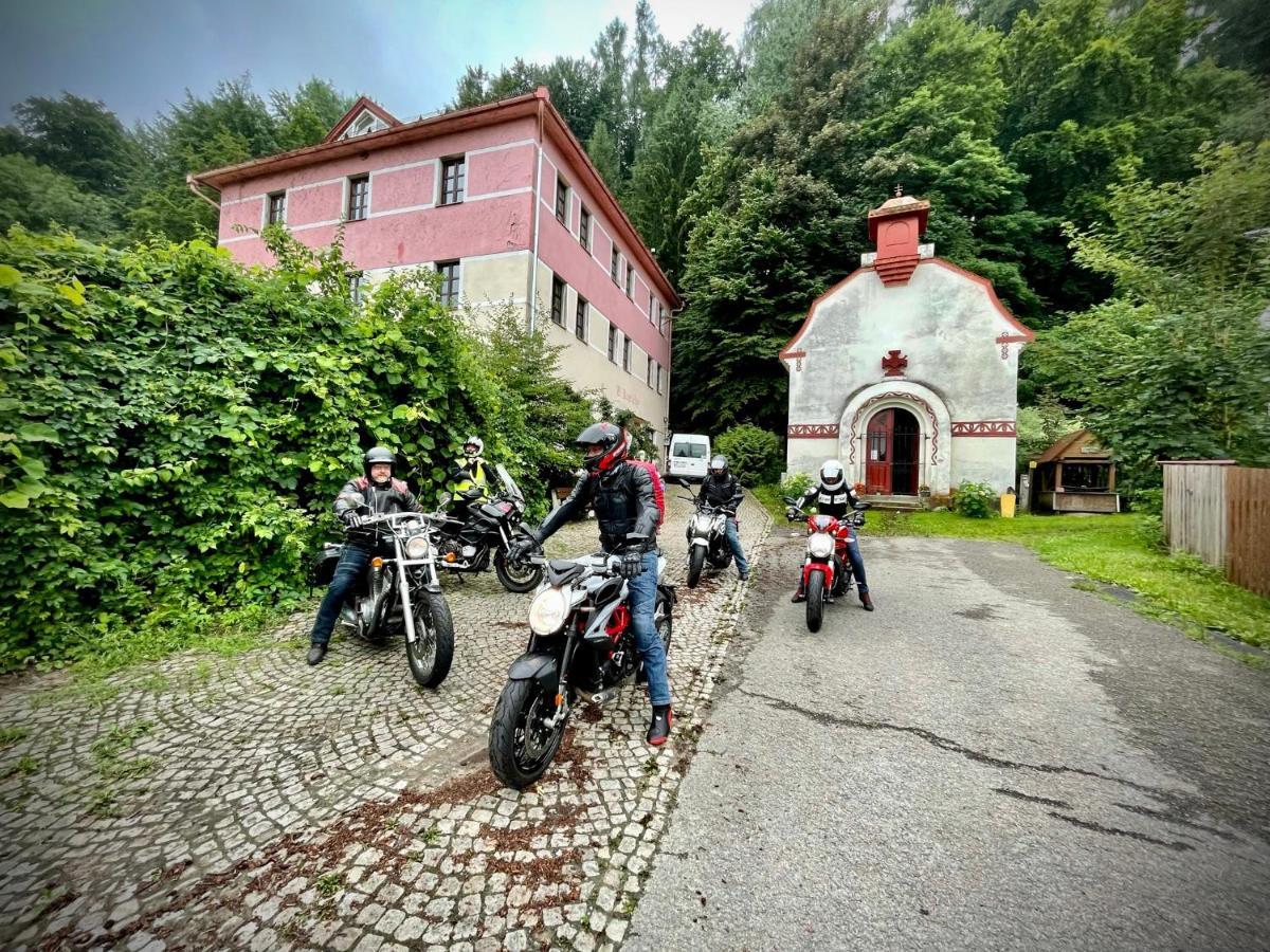 Haraburdi Recyclart Hotel Kostelec nad Orlicí Exteriör bild