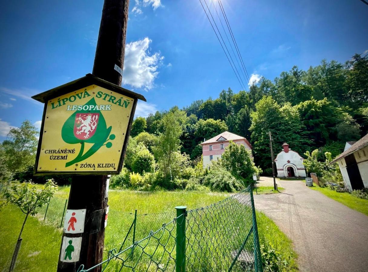 Haraburdi Recyclart Hotel Kostelec nad Orlicí Exteriör bild