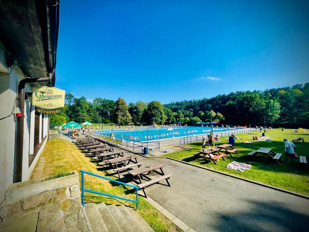 Haraburdi Recyclart Hotel Kostelec nad Orlicí Exteriör bild