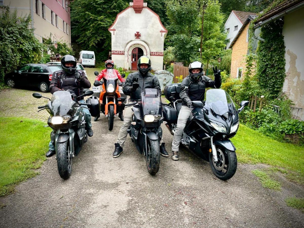 Haraburdi Recyclart Hotel Kostelec nad Orlicí Exteriör bild
